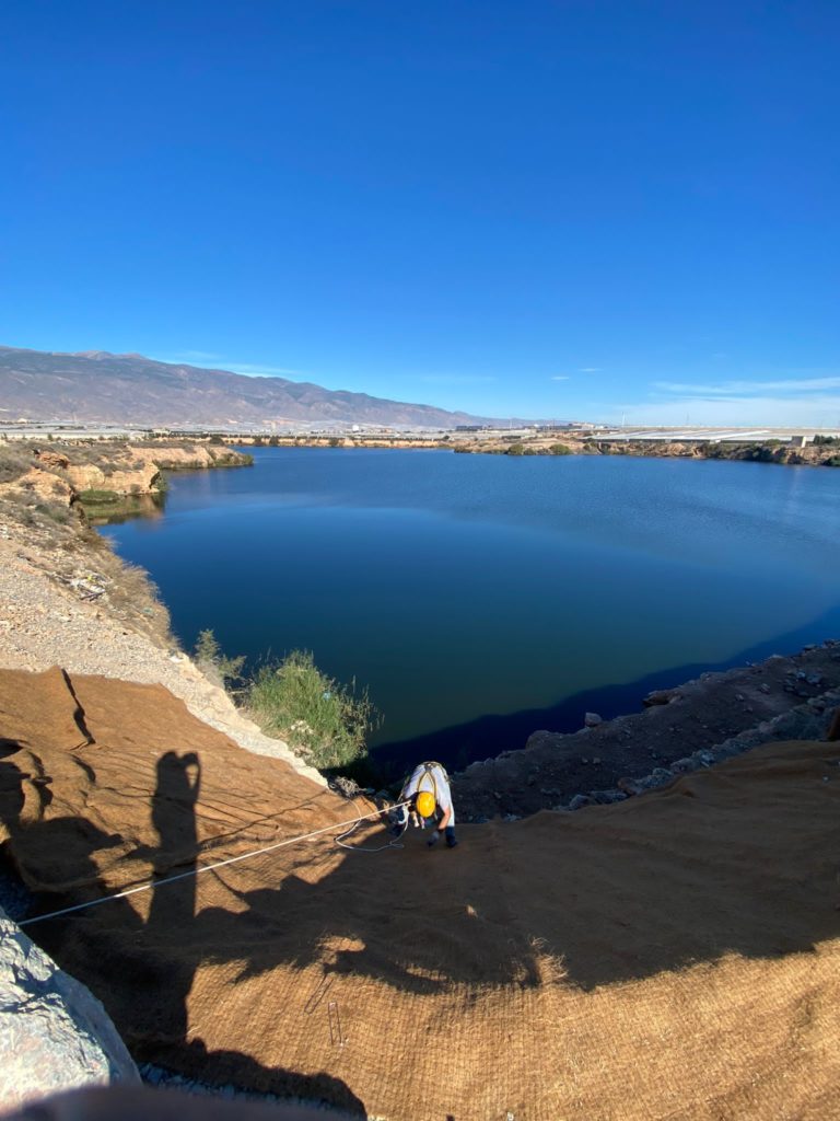 control de la erosión con mantas de coco